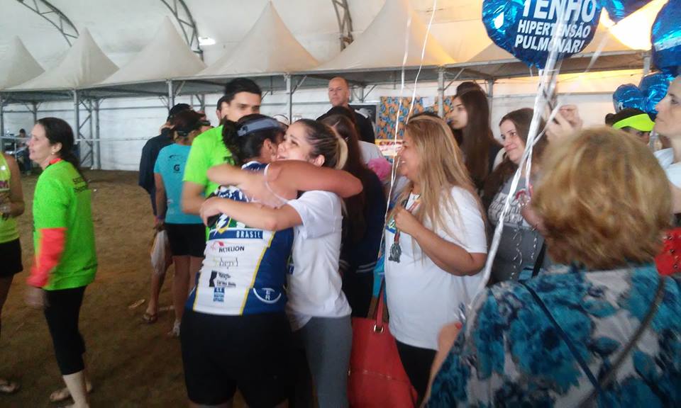 amor corrida paula menezes chegada amor corrida abraços chegada paula menezes